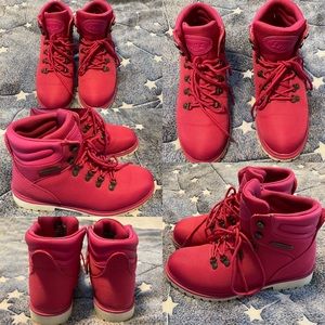 Size 9 Hot Pink 💖 Lugz Grotto Booties 🌲🪵 Camp in Glam 😏⭐️💕💅 with these! 🤩